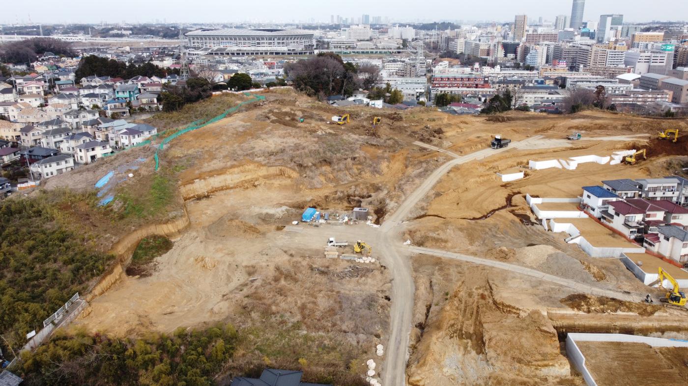 RC構造物築造宅盤形成中・発生土搬出中
